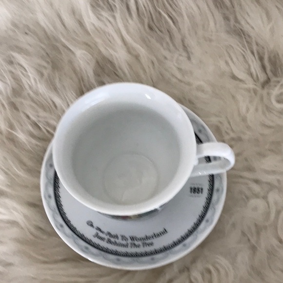 Disney Wonderland Tea cup and saucer 1951 Alice in Wonderland red Queen - Picture 11 of 11